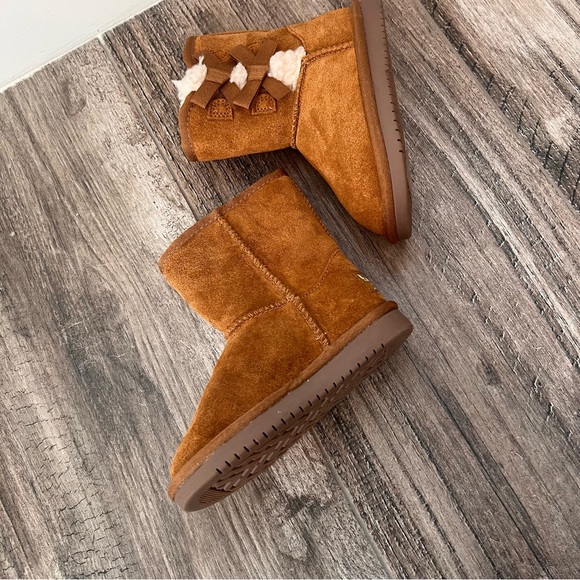 Koolaburra by UGG Victoria Short Winter Boots bow Brown fur Girls Size 8 NWT - Picture 5 of 13